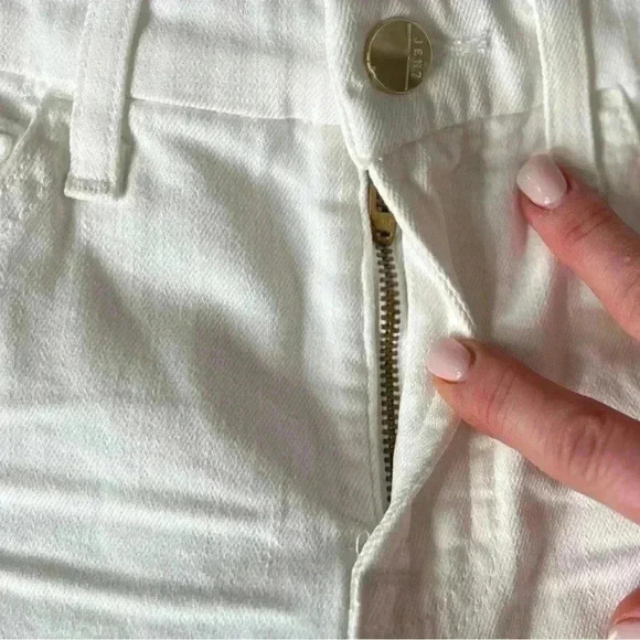 Jen7 Sculpting Bermuda Jean Shorts in White with Gold Buckle. Size 0. NWT! - Picture 5 of 16